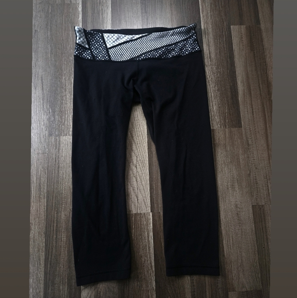 Lululemon Athletica Size 10 Black Leggings with Geometric Waistband
